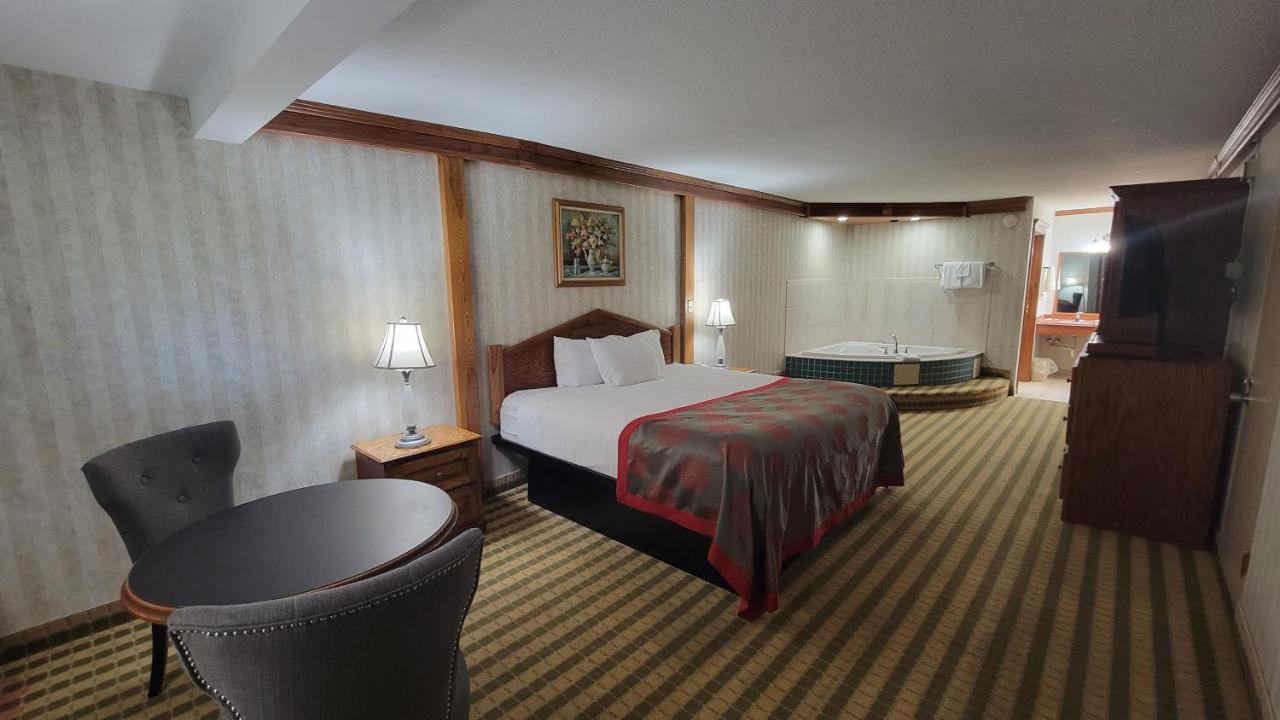 Ramada By Wyndham Saginaw Hotel & Suites Exterior foto
